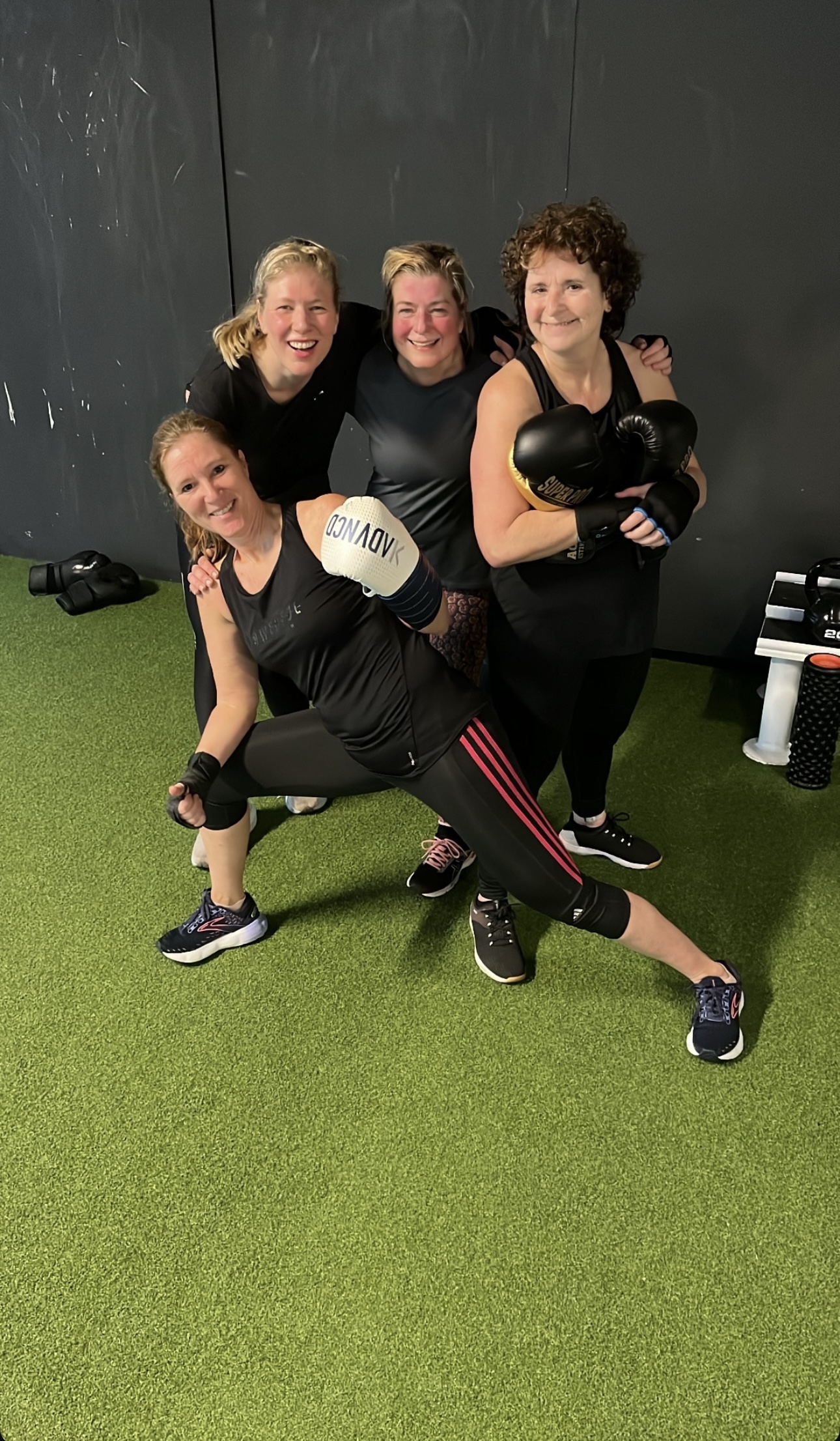 Groep sport bij Community Boxing Club na afloop van de training