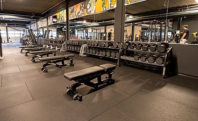 Krachtruimte met halterrekken bij SportCity Blijdorp
