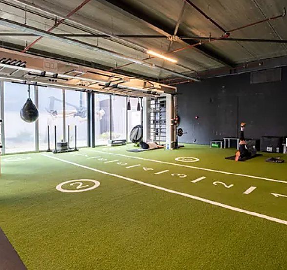 Trainingsruimte met sledge en functionele apparatuur bij SportCity Blijdorp