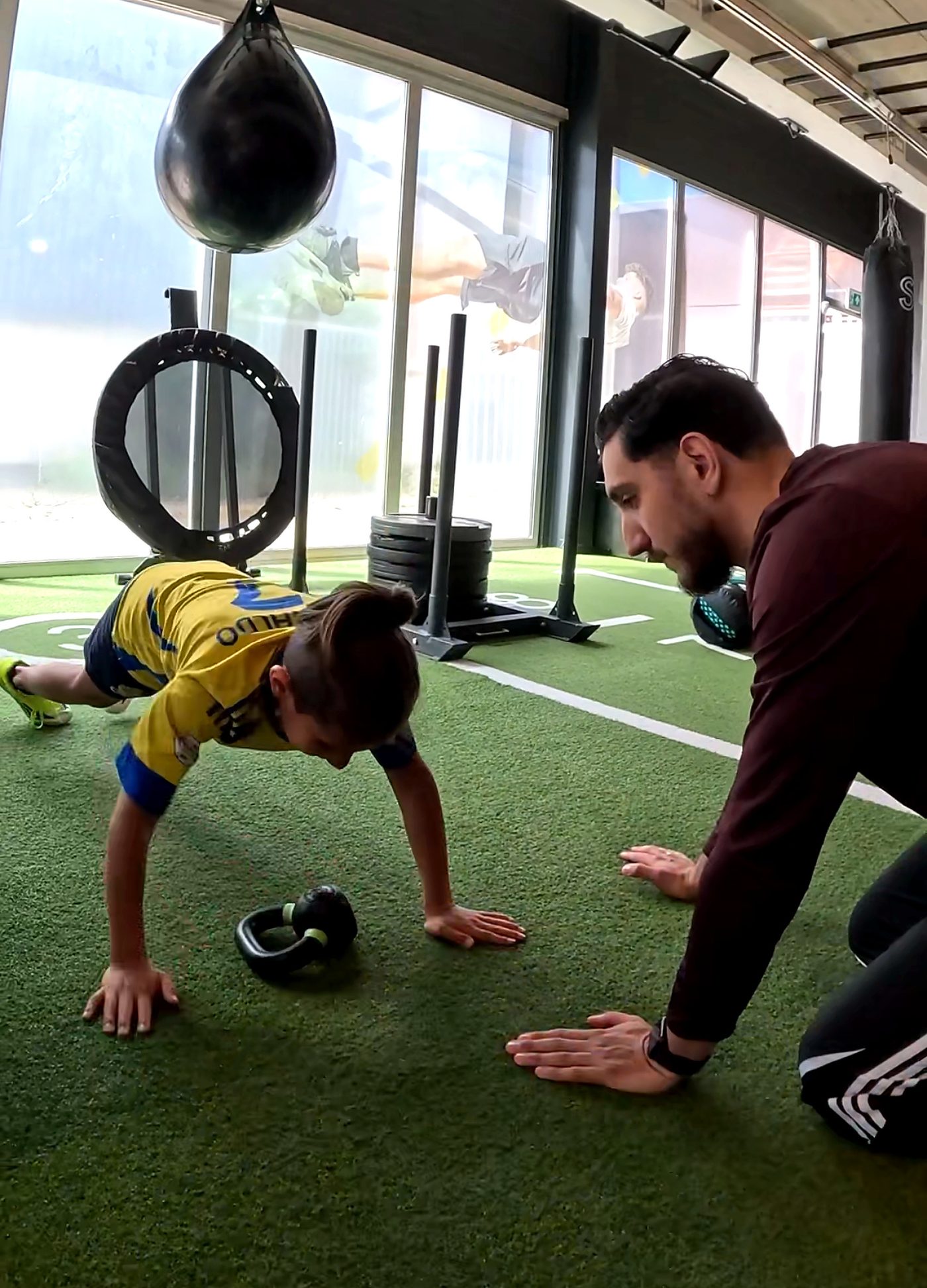 Jonge sporter traint atletische vaardigheden onder begeleiding bij de Community Performance Academy