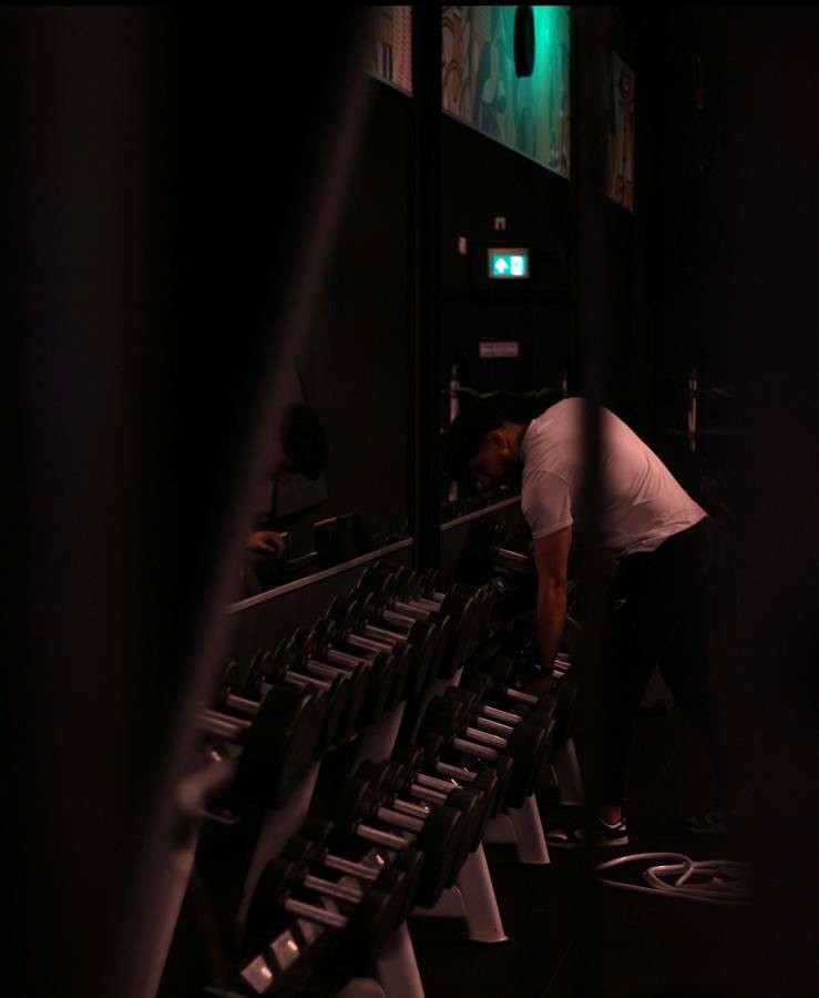 Yusuf maakt de trainingsruimte klaar bij The Community